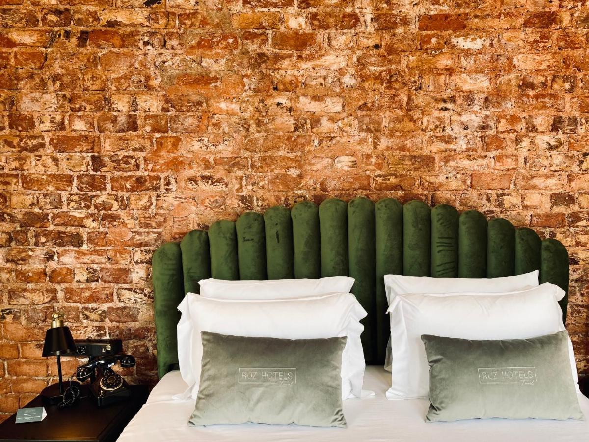 Ruz Hotels イスタンブール エクステリア 写真 A bed with a green headboard