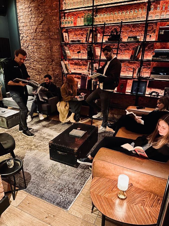 Ruz Hotels イスタンブール エクステリア 写真 The band performing in 2016