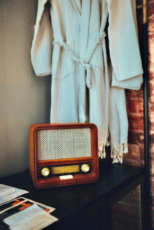 Ruz Hotels イスタンブール エクステリア 写真 A radio in a hotel room