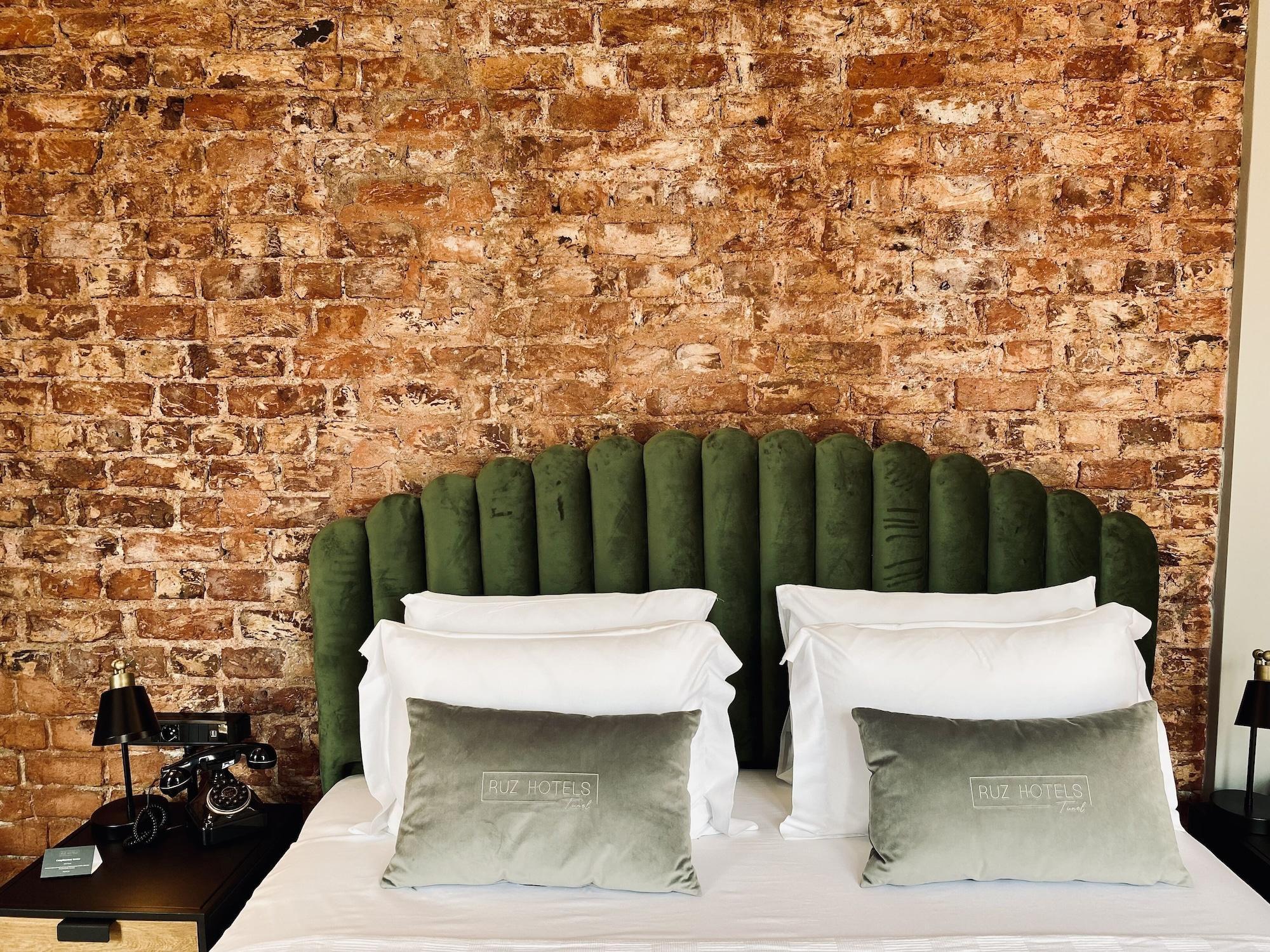 Ruz Hotels イスタンブール エクステリア 写真 A bed with two pillows