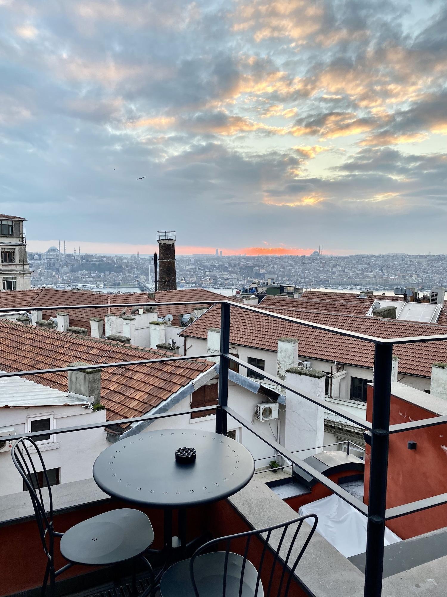 Ruz Hotels イスタンブール エクステリア 写真 View of the Bosphorus from the hotel